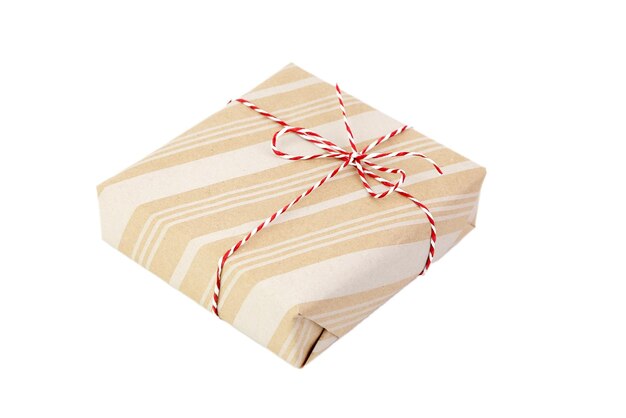 Geschenkbox isoliert auf weißem Hintergrund Eingewickeltes Weihnachts- oder Geburtstagsgeschenk Einzelne Geschenkbox in Kraftpapier Nahaufnahme eingewickelt