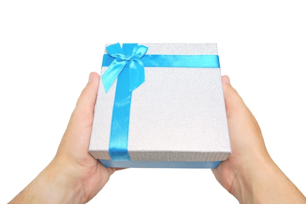 Geschenkbox mit blauem Band und Bogen in der Hand weißer Hintergrund