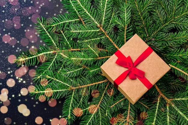 Foto geschenkbox mit bürokratie auf christbaumzweigen mit bokeh-effekt