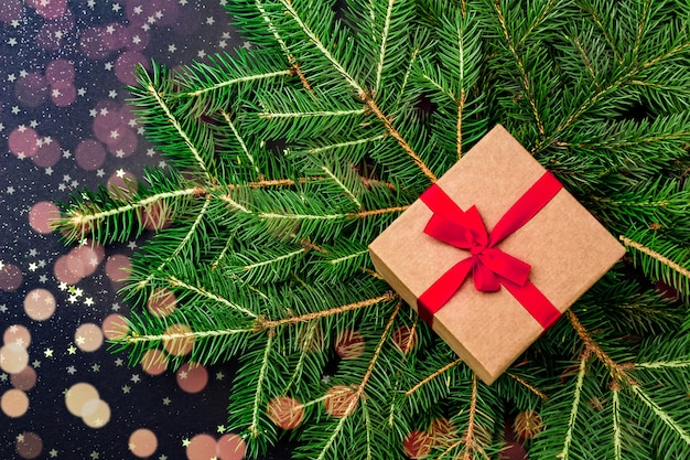 Geschenkbox mit Bürokratie auf Christbaumzweigen mit Bokeh-Effekt