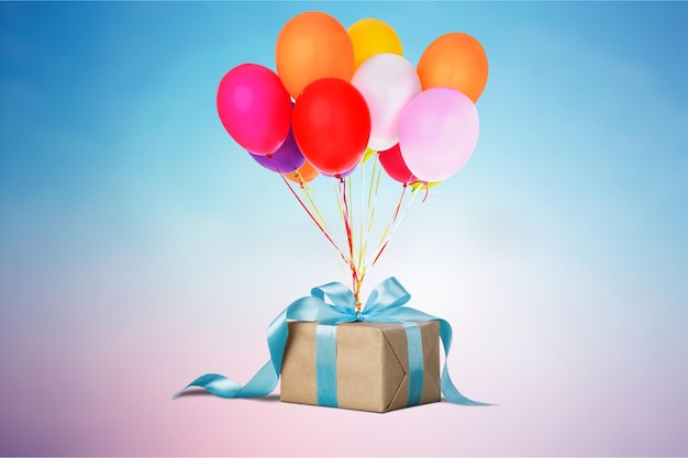 Geschenkbox mit buntem Ballon auf Hintergrund mit Farbverlauf