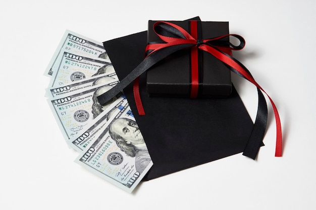 Geschenkbox mit Dollar-Banknoten auf weißem Hintergrund. Dollar-Geld-Geschenk
