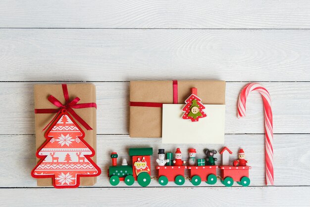 Geschenkbox mit leerem Geschenkanhänger auf weißem hölzernem Hintergrund