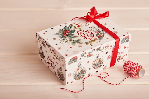 Geschenkbox mit Neujahrsdekor zu Weihnachten