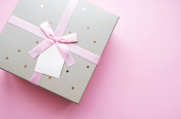 Geschenkbox mit rosa Band, Draufsicht