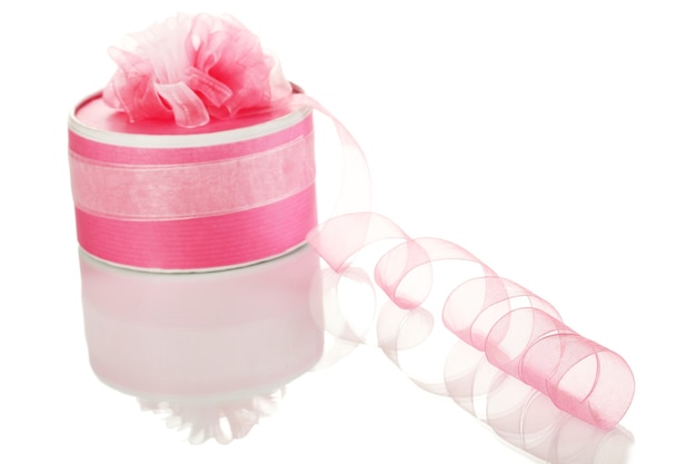 Geschenkbox mit rosa Schleife isoliert auf weiß