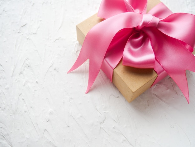 Geschenkbox mit rosa Schleife