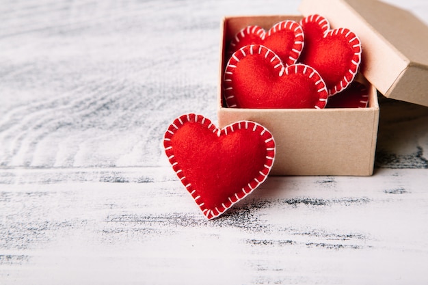 Geschenkbox mit roten Filzherzen zum Valentinstag