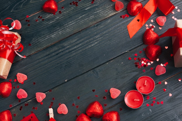 Geschenkbox mit roten Herzen auf Holztisch