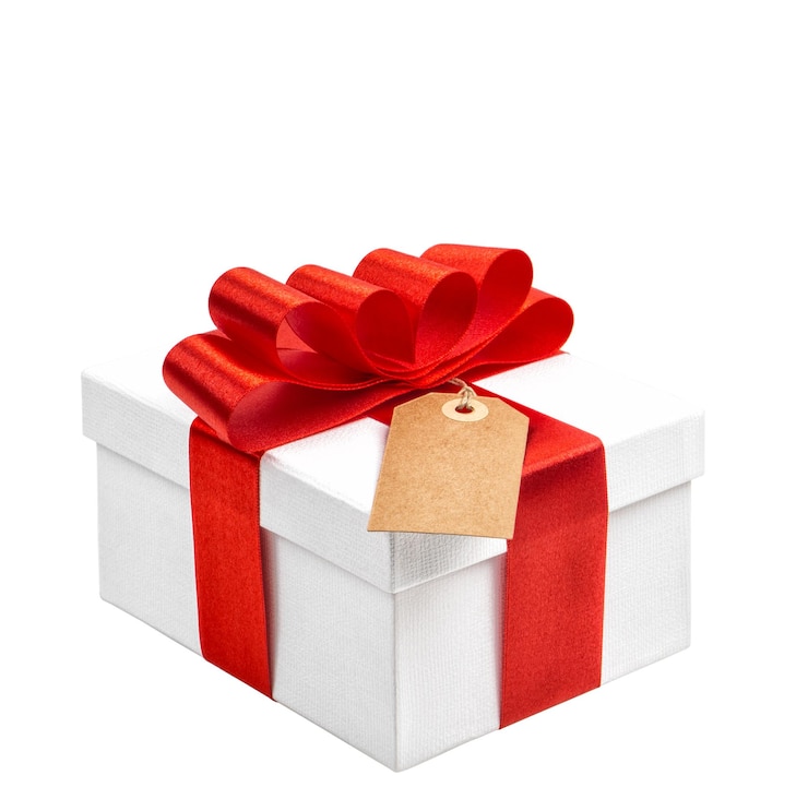 Foto geschenkbox mit roter schleife und etikett auf weißem hintergrund ohne schatten und reflexion