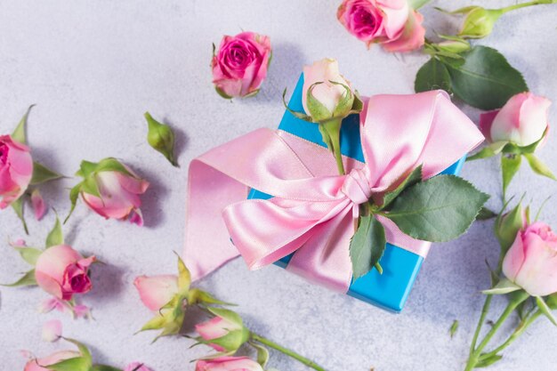 Geschenkbox mit Satinschleife und Blumen