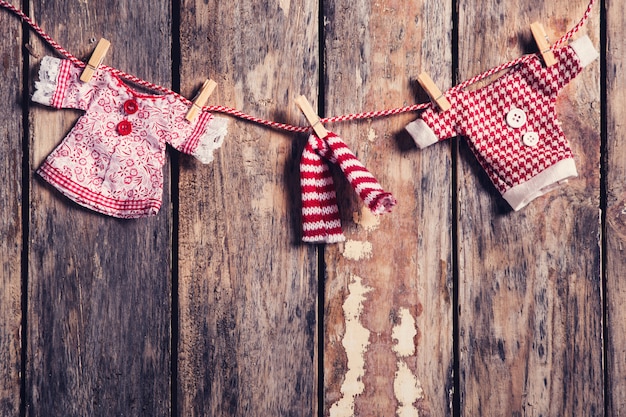 Geschenkbox mit Sternen und Herzen auf dunkler hölzerner Wand