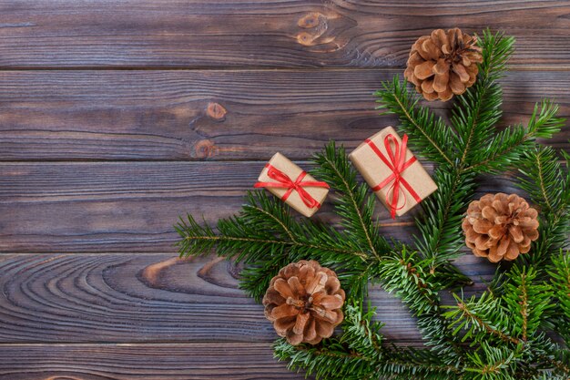 Geschenkbox mit Tannenzweigen auf Holzoberfläche