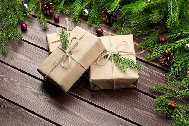 Geschenkbox mit Tannenzweigen und Weihnachtsschmuck