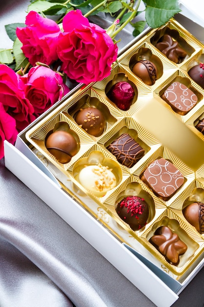 Geschenkbox mit verschiedenen Gourmet-Schokoladentrüffeln auf Silberseide.