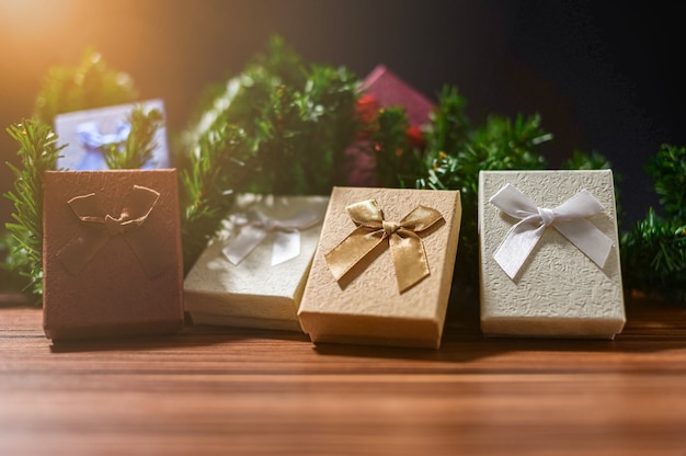 Geschenkbox mit Weihnachtsdekoration auf Holztisch