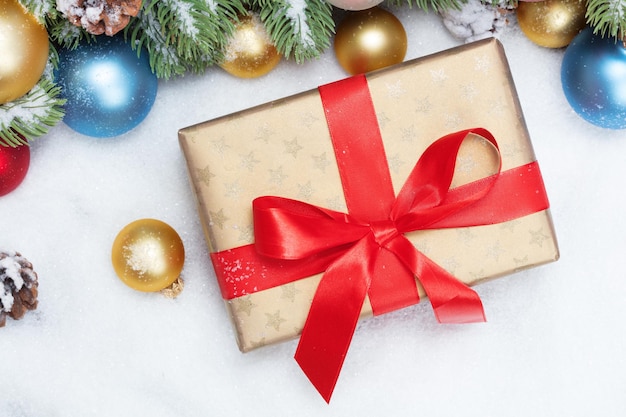 Geschenkbox mit Weihnachtsdekoration