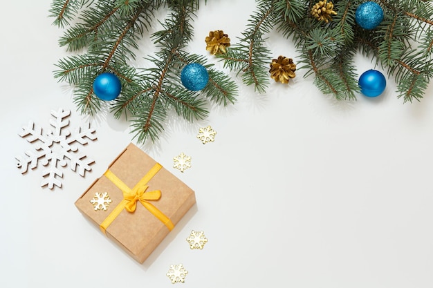 Geschenkbox Tannenzweige mit Kugeln auf grauem Hintergrund