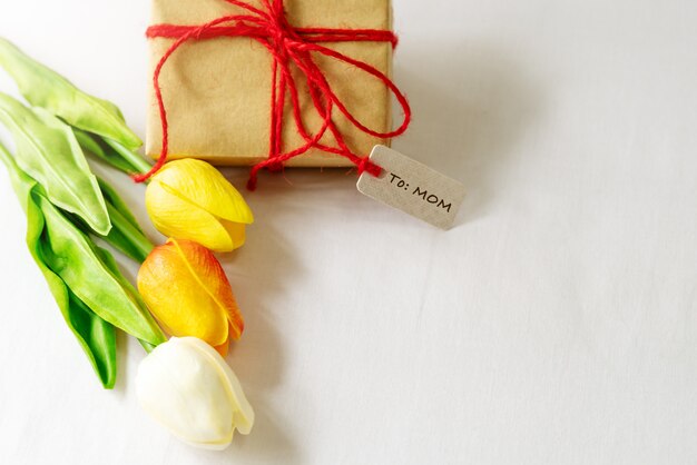 Geschenkbox und Blume, Papiermarke