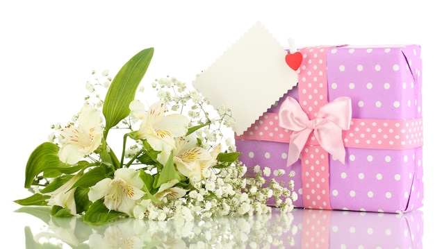 Geschenkbox und Blumen isoliert auf weiß
