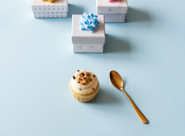 Geschenkbox und Cupcake