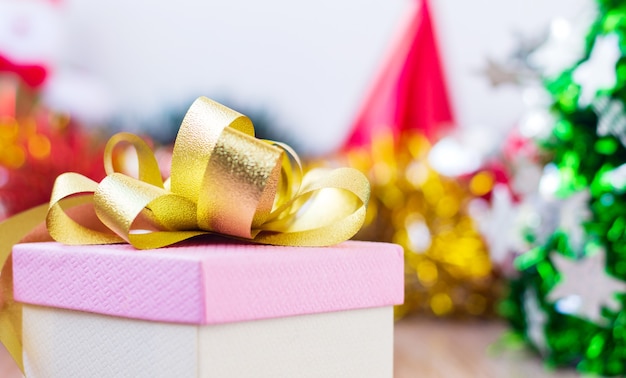Geschenkbox und goldenes Band für Weihnachtshintergrund