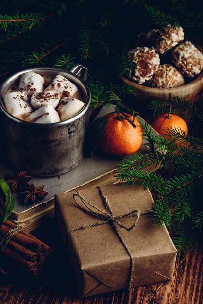 Geschenkbox und heiße Schokolade mit Marshmallows