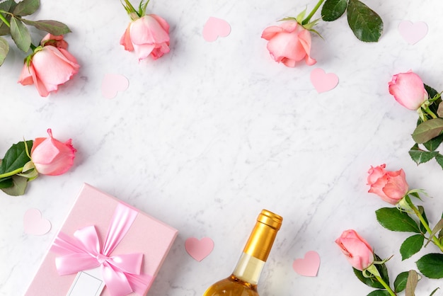 Geschenkbox und rosa Rosenblume auf weißem Marmor-Tischhintergrund für Geschenkkonzeptkonzept des Valentinstagsfeiertags.