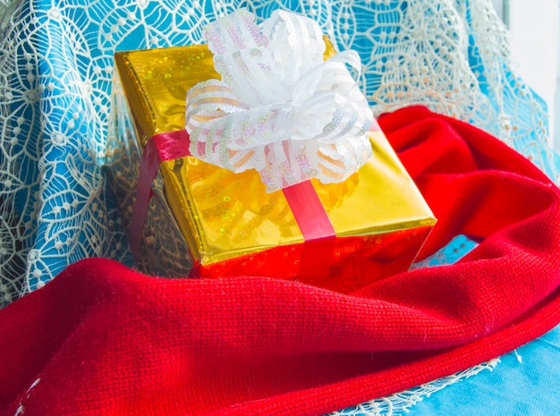 Geschenkbox und roter Strickschal Weihnachten