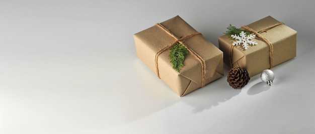 Geschenkbox- und Weihnachtsballverzierung auf weißem Hintergrund. Weihnachtshintergrund-Sammlung.