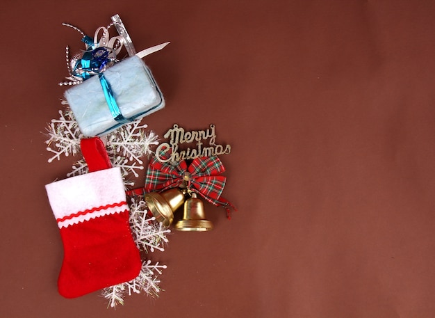 Geschenkbox und Weihnachtsdekoration mit Brown-Hintergrund.