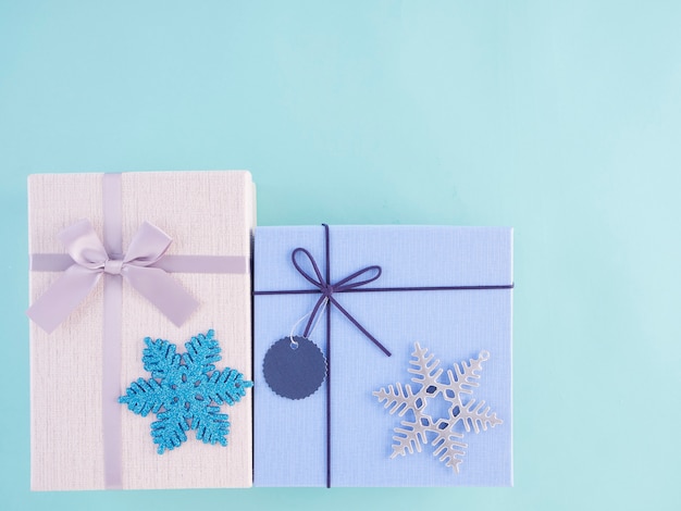 Geschenkbox und Weihnachtsdekoration