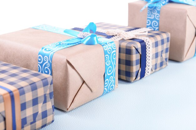 Geschenkboxen auf hellblauer unebener Oberfläche