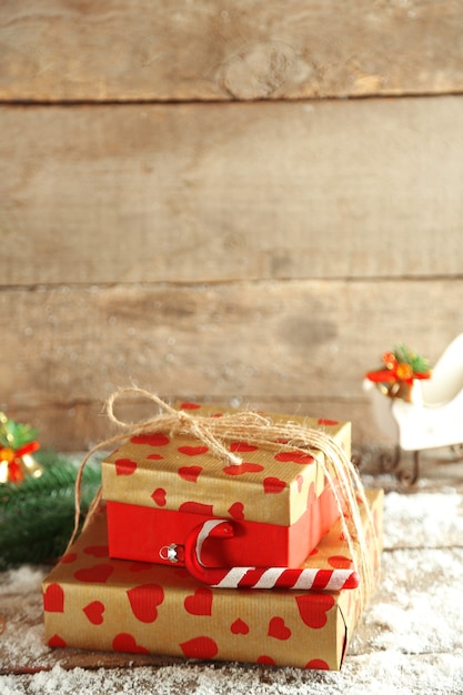 Geschenkboxen auf Holzoberfläche