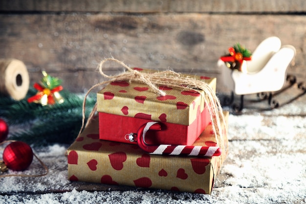 Geschenkboxen auf Holzuntergrund