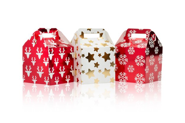 Geschenkboxen für Geburtstag, Weihnachten und Neujahr isoliert auf weißem Hintergrund