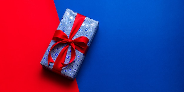 Geschenkboxen im roten und blauen Hintergrund