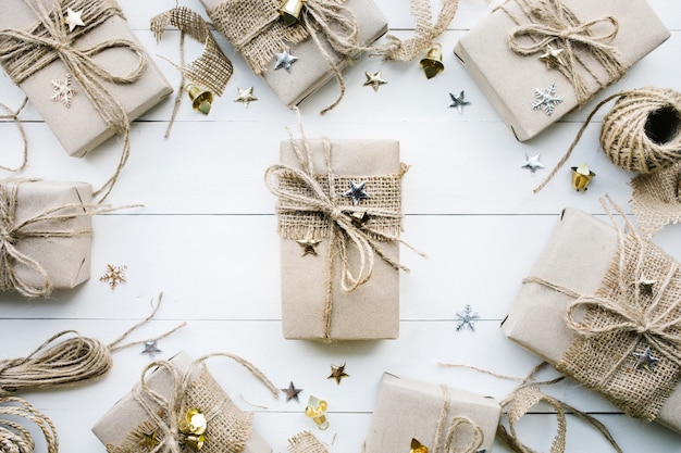 Geschenkboxen in Kraftpapier eingewickelt. Für Weihnachten oder neue Eibenkonzepte