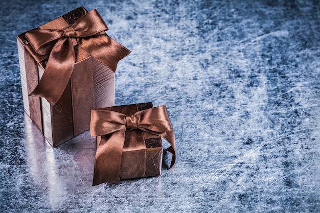 Geschenkboxen in zerknittertem, glitzerndem Papier