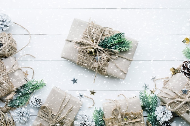 Geschenkboxen-Kollektion in Kraftpapier mit Rand Kiefer auf weißem Holz verpackt