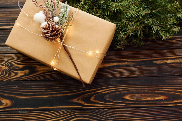 Geschenkboxen liegen auf dem Tisch Draufsicht auf weihnachtliche festliche Textur mit Neujahrsdekorationen