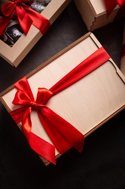 Geschenkboxen mit rotem Band auf schwarzem Hintergrund