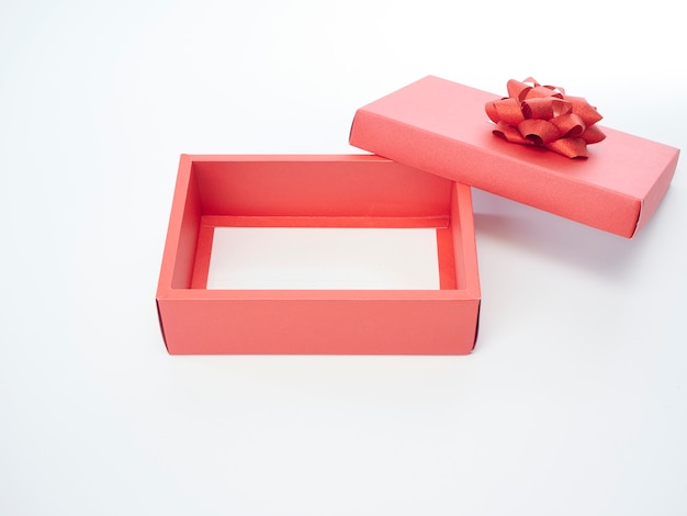 Geschenkboxen mit roter Schleife