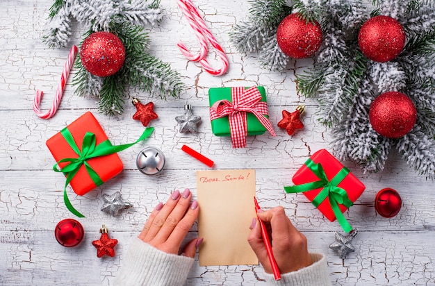 Geschenkboxen und Brief an den Weihnachtsmann