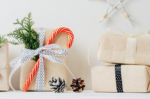 Geschenkboxen und Dekorationen auf einem weißen Holztisch