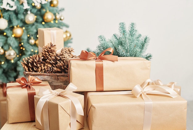 Geschenkboxen und geschmückter Weihnachtsbaum