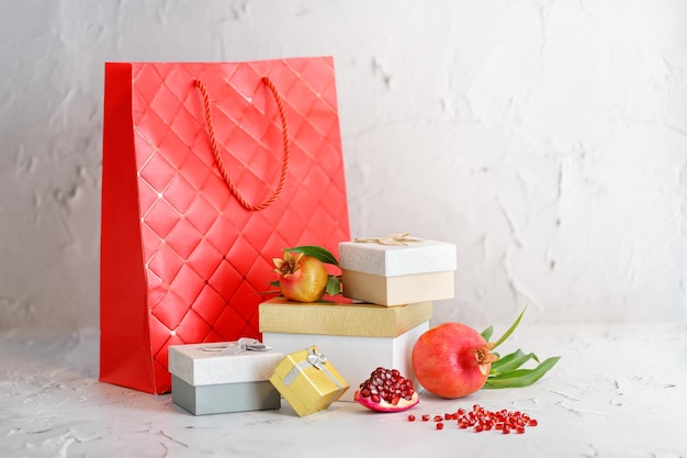 Geschenkboxen und Granatapfelfrüchte, jüdisches Neujahrskonzept Rosch Haschana