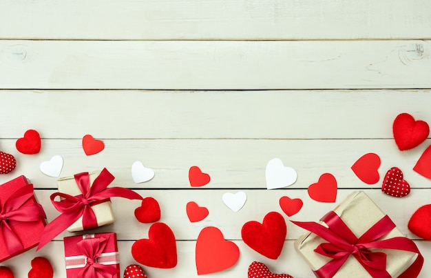 Foto geschenkboxen und herzen auf holztisch