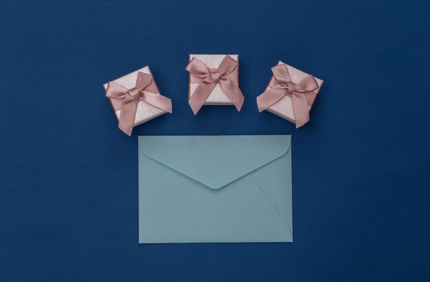 Geschenkboxen und Umschläge auf klassischem blauem Hintergrund. Farbe 2020. Ansicht von oben