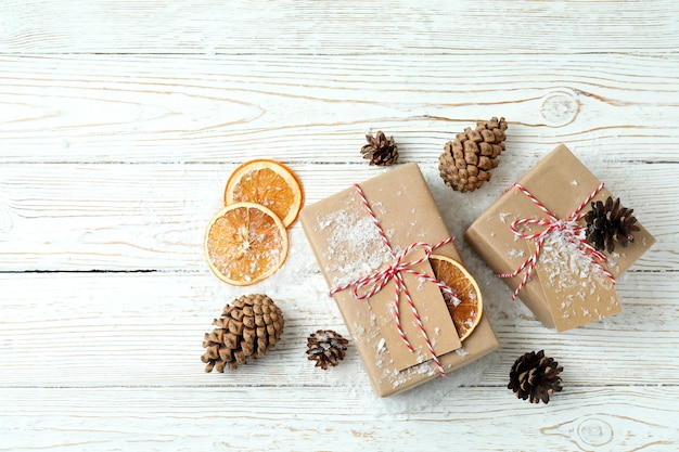 Geschenkboxen und Weihnachtsaccessoires auf weißem Holztisch